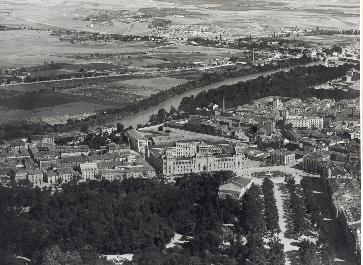 valladysuscosas's tweet photo. Vista aérea de #Valladolid  en los años 30

Entre otras cosas, se puede ver el Campo Grande, el desaparecido Teatro Pradera, la Acera de Recoletos, la Plaza Zorrilla, la Academia de Caballería y el desaparecido Colegio de las Carmelitas

📷 Archivo municipal de Valladolid https://t.co/ZdyJCgKhD8