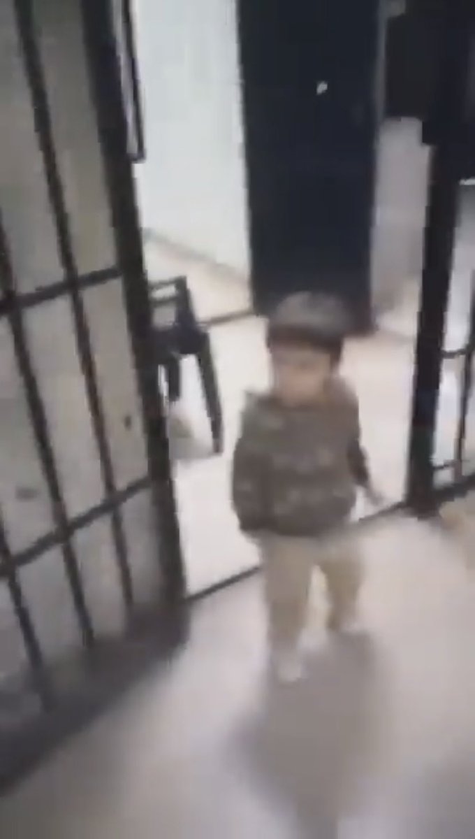 Esir - Hür
Esaret - Hürriyet 
Yılların ve günün özeti tam da bu çocuk.
Annesi ile cezaevinin demir kapısından özgürlüğe adım atan, tedirgin minik Suriyeli.

#FreeSyria