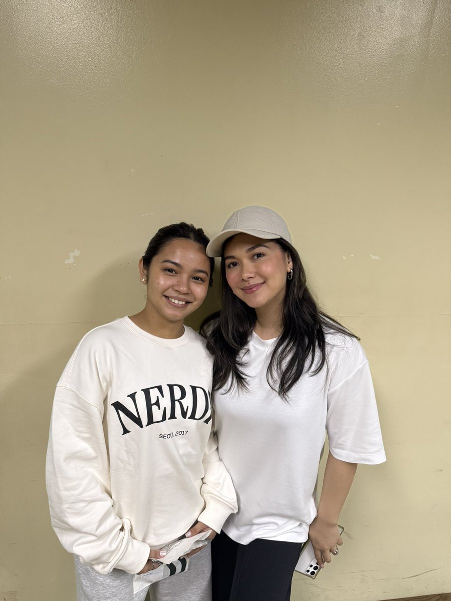 Natapos na ang rehearsal namin tinawag talaga ako ni ate maja sabi nya kolette dito ka muna❤️ hinawakan ko pa bago ako umalis para magaling din ako sumayaw balang araw kagaya nya🙌