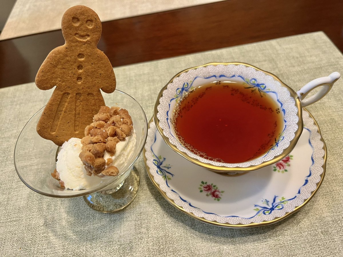 モウのカラメルシナモンクッキー＆ハニーミルクとジンジャークッキーでお茶
このアイス美味しい！
お茶はヨークシャーティー