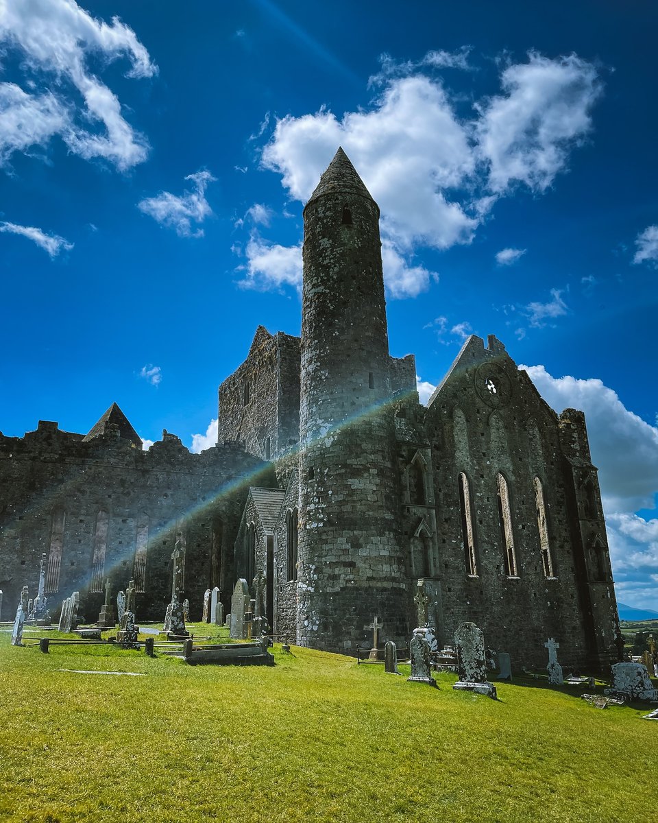 Burgen, Abteien und jahrhundertealte Ruinen – willkommen im historischen Irland. 🏰

📸 : instagram.com/sagewolfsilver