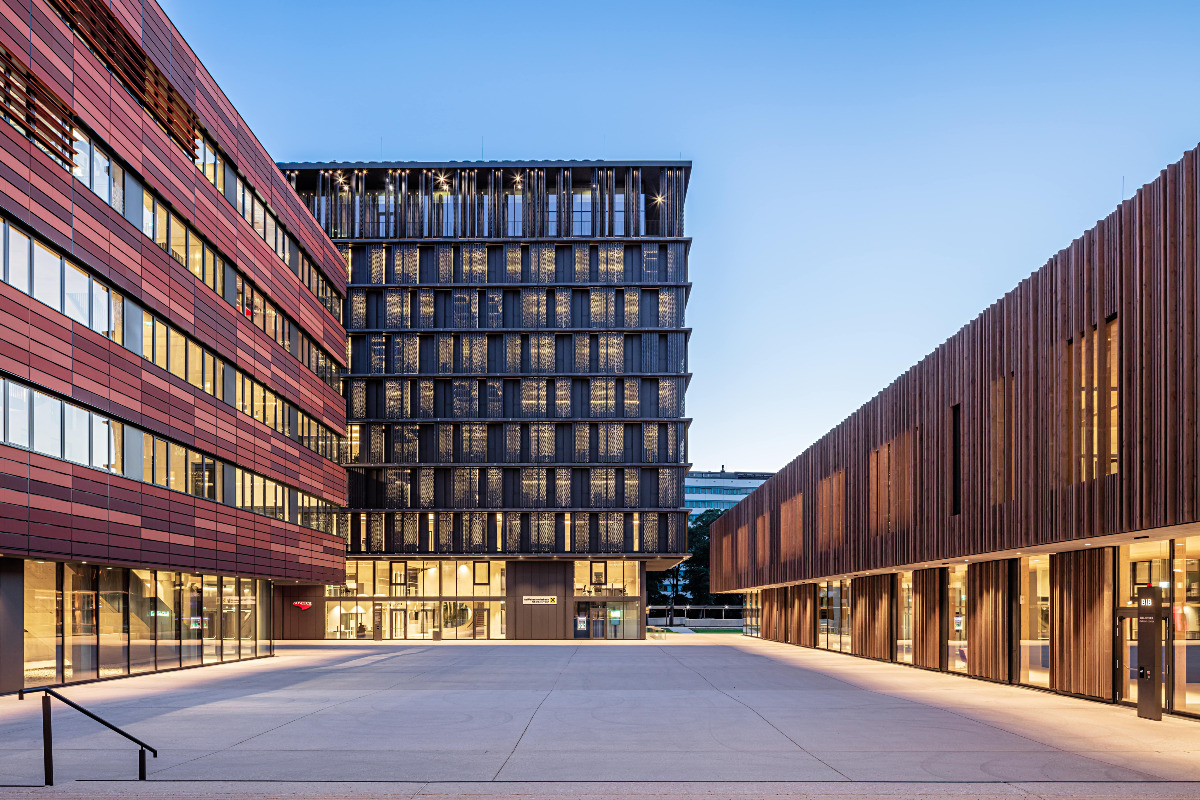🏆 Der Architektur-Fotograf Manfred Steinkellner errang beim renommierten "Architecture Masterprize" den ersten Platz in der Kategorie "Educational Exterior" für seine Bilderserie zum MED Campus. 📸 go.jku.at/n24u8