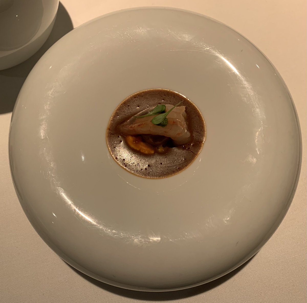 Lic_Rovere's tweet image. GOFIO:
- Croqueta de pollo con todo.
- Gamba blanca con mojo hervido de sus cabezas y mojo de cardamomo.

Declaro estos dos platos patrimonio cultural inmaterial de la TRIPESCO.

Qué cosa tan rica, carallo. ¡Cumbre!

(Si los sacan del menú, agarro la antorcha.)