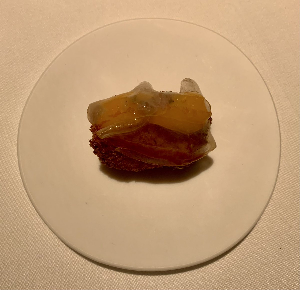 Lic_Rovere's tweet image. GOFIO:
- Croqueta de pollo con todo.
- Gamba blanca con mojo hervido de sus cabezas y mojo de cardamomo.

Declaro estos dos platos patrimonio cultural inmaterial de la TRIPESCO.

Qué cosa tan rica, carallo. ¡Cumbre!

(Si los sacan del menú, agarro la antorcha.)