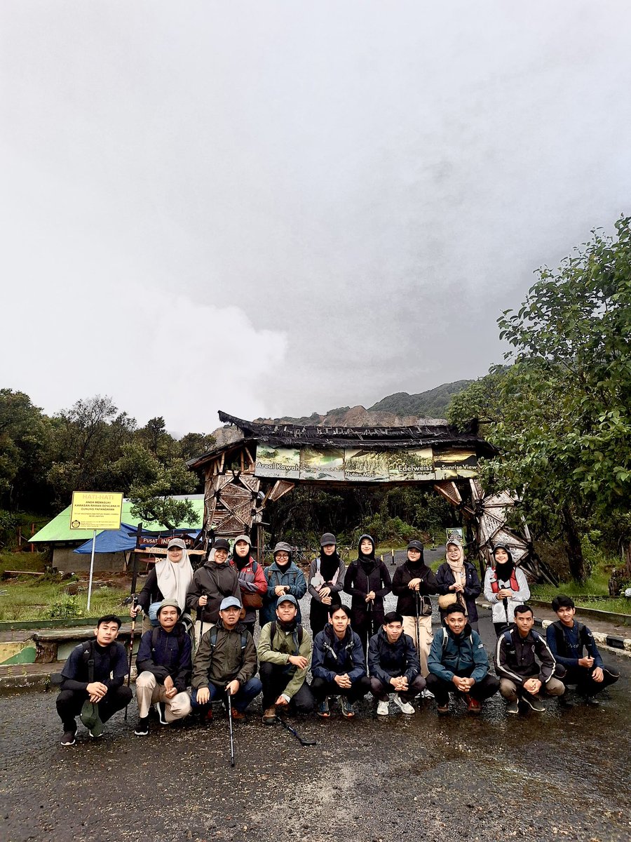 faridahramdhhan's tweet photo. Wanita tidak bercerita, tapi tiba-tiba naik gunung. Gasss🤭

📍gunung papandayan
7 desember 2024 https://t.co/5oVyV6oplY