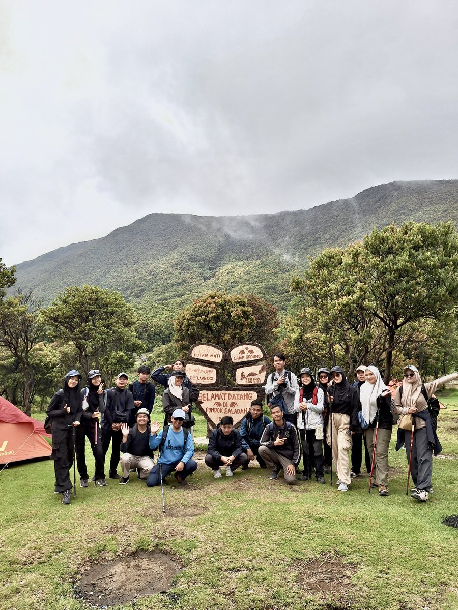 faridahramdhhan's tweet photo. Wanita tidak bercerita, tapi tiba-tiba naik gunung. Gasss🤭

📍gunung papandayan
7 desember 2024 https://t.co/5oVyV6oplY