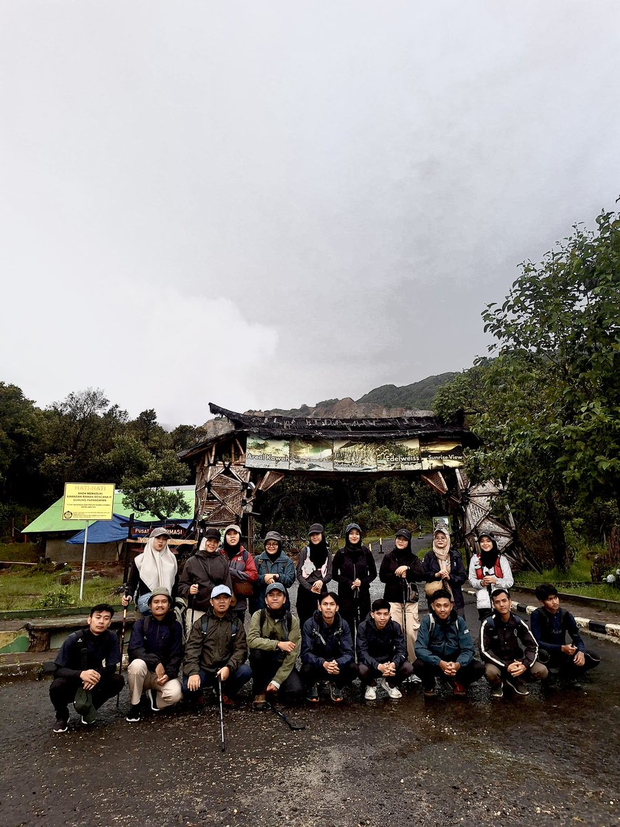 faridahramdhhan's tweet photo. Wanita tidak bercerita, tapi tiba-tiba naik gunung. Gasss🤭

📍gunung papandayan
7 desember 2024 https://t.co/5oVyV6oplY