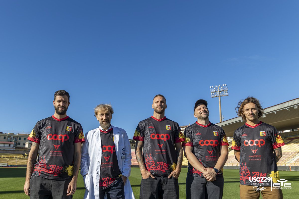 I giallorossi e l’artista Sirelli, insieme al Dott. Citriniti in rappresentanza dell’Azienda Ospedaliero Universitaria “Renato Dulbecco”, alla quale sarà devoluta il ricavato della vendita delle maglie realizzate da <a href="/EyeSportWear/">EYE Sport</a> su <a href="/CharityStars/">CharityStars</a>  👕