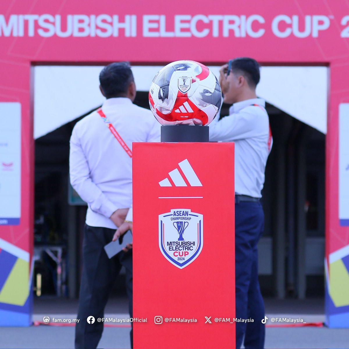 FAM_Malaysia's tweet photo. 📸 Ketibaan skuad Harimau Malaya kendalian Pau Marti di Stadium Olimpik, Phnom Penh bagi perlawanan pertama Kumpulan A, Piala Mitsubishi Electric ASEAN 2024 menentang Kemboja, 5:45 petang ini (6:45 petang Waktu Malaysia).

#FAM #HarimauMalaya #MitsubishiElectricCup https://t.co/bRPjLsLcBD
