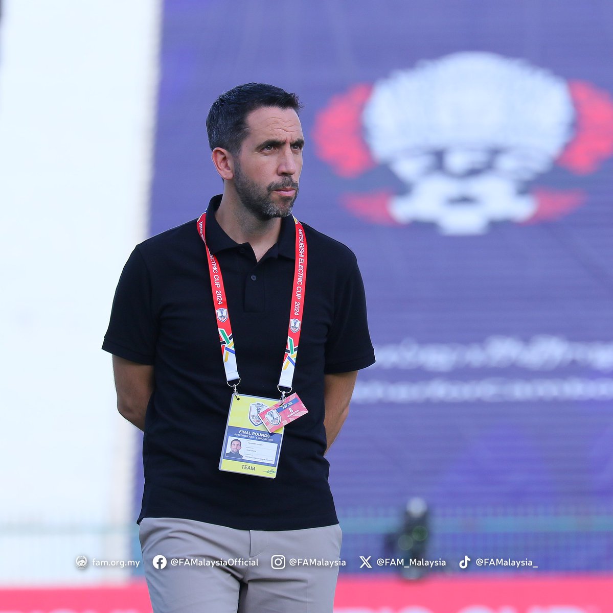 FAM_Malaysia's tweet photo. 📸 Ketibaan skuad Harimau Malaya kendalian Pau Marti di Stadium Olimpik, Phnom Penh bagi perlawanan pertama Kumpulan A, Piala Mitsubishi Electric ASEAN 2024 menentang Kemboja, 5:45 petang ini (6:45 petang Waktu Malaysia).

#FAM #HarimauMalaya #MitsubishiElectricCup https://t.co/bRPjLsLcBD