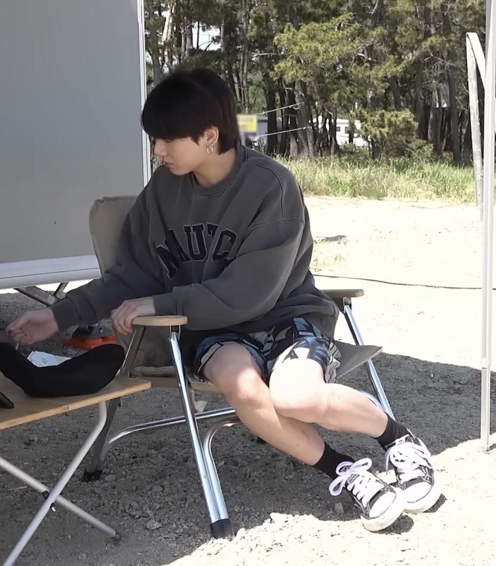 พ่อลูกนั่งเก็บเท้าเหมือนกันเป๊ะㅠㅠㅠㅠㅠㅠㅠㅠㅠㅠㅠㅠㅠㅠㅠㅠㅠ น่ารักอะ