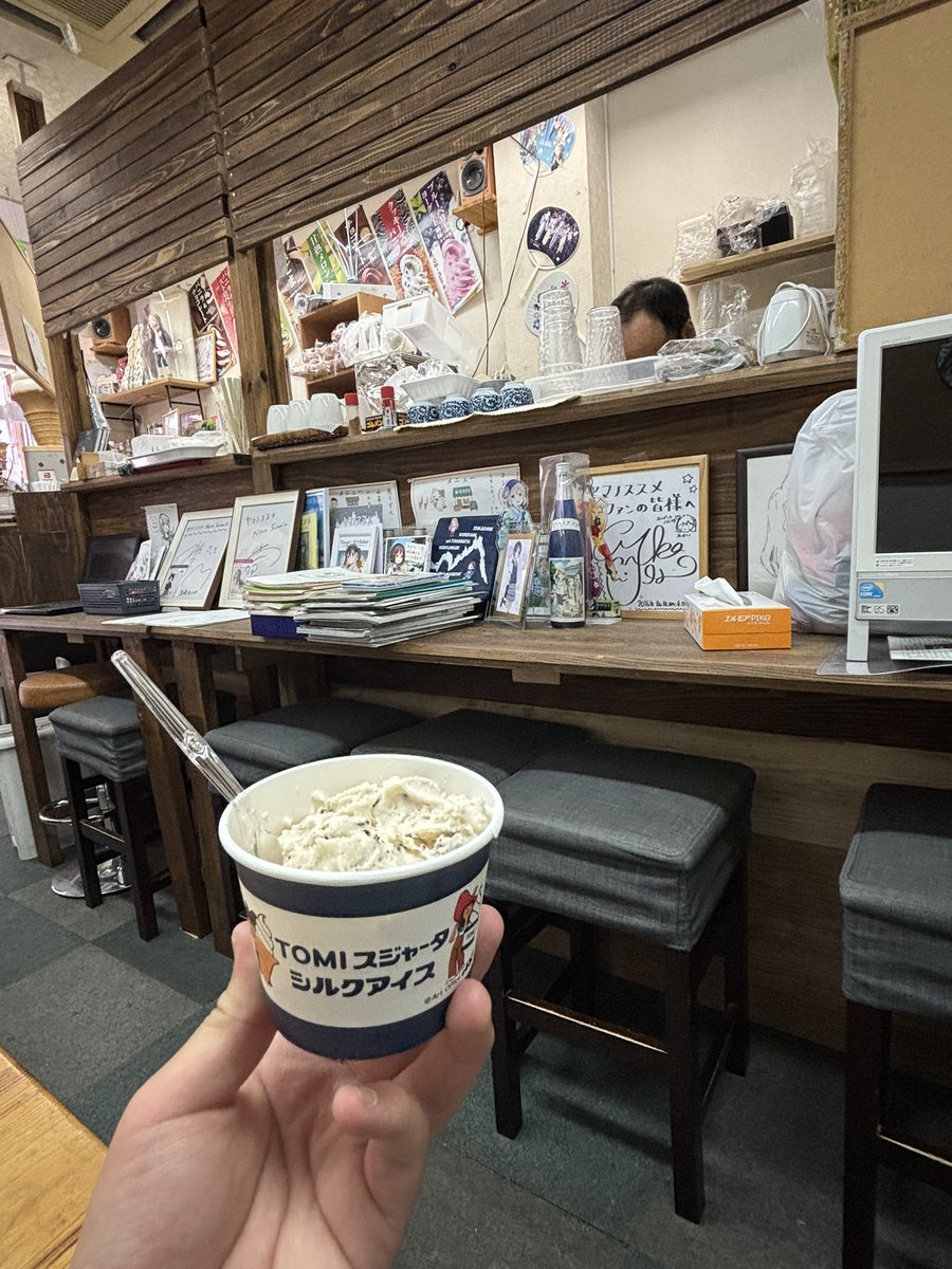 convinisukida's tweet photo. 【埼玉県飯能市 #TIMESMART 】
今日は飯能にある #ヤマノススメ の聖地【TIMESMART】へ行ってきました✨
店内はヤマノススメのグッズで溢れかえっているのはもちろんなのですが、ソフトクリームの種類が半端ないんです。
今回私はクッキーズクリームを購入!
また近々お邪魔したいです🙇 https://t.co/liMJHNE8Sg