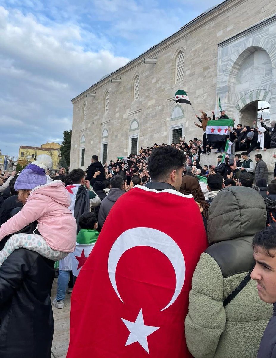 Tek bir fotoğraf karesi bazen yeter anlatmaya..
Türkiye’nin dört bir yanında Suriyeliler bayram sevinci yaşıyor. Hepsinin dilinde “Şükran yâ Türkiye.”