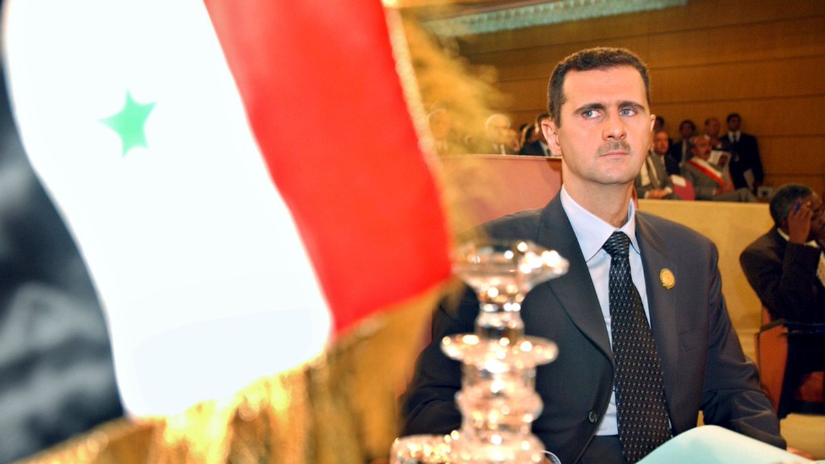 NestorSiurana's tweet photo. Cae Bashar Al-Assad. Siria ya es de los rebeldes.

Damasco ha caído y Al-Assad, ha huido en avi��n. Se sospecha que le derribaron anoche y ha muerto.

Nueva bandera, cambio histórico.

Todo ha sido tan rápido, que ni siquiera la inteligencia americana sabía que tardaría tan poco. https://t.co/U89rNiFIrA