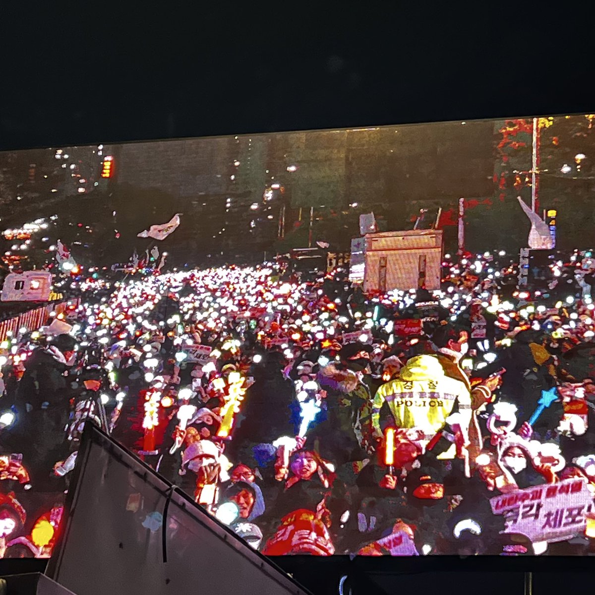 d_____yom's tweet image. 안녕하세요. 

덩어리들, 코코넛들 
저는 잘 지내고 있습니다. 

오랜만이네요. 

저는 많은 일이 있었고요 
여전히 헤비 덕질하며 살고있습니다. 

나라가 이모냥 이꼴인걸 
차마 보고만 있을 순 없어서
국회에 다녀왔습니다. 

모두모두 행복하세요 ♡