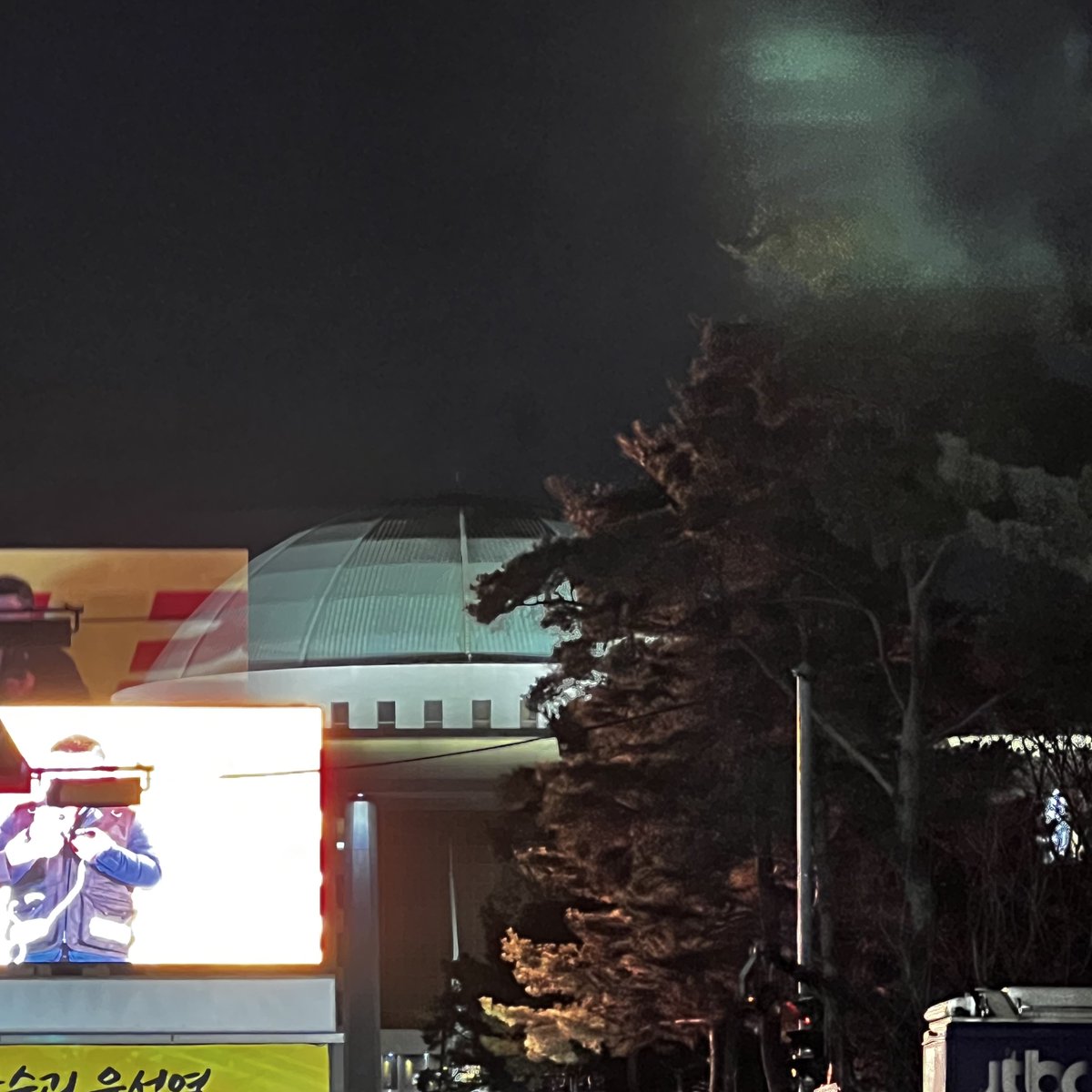 d_____yom's tweet image. 안녕하세요. 

덩어리들, 코코넛들 
저는 잘 지내고 있습니다. 

오랜만이네요. 

저는 많은 일이 있었고요 
여전히 헤비 덕질하며 살고있습니다. 

나라가 이모냥 이꼴인걸 
차마 보고만 있을 순 없어서
국회에 다녀왔습니다. 

모두모두 행복하세요 ♡