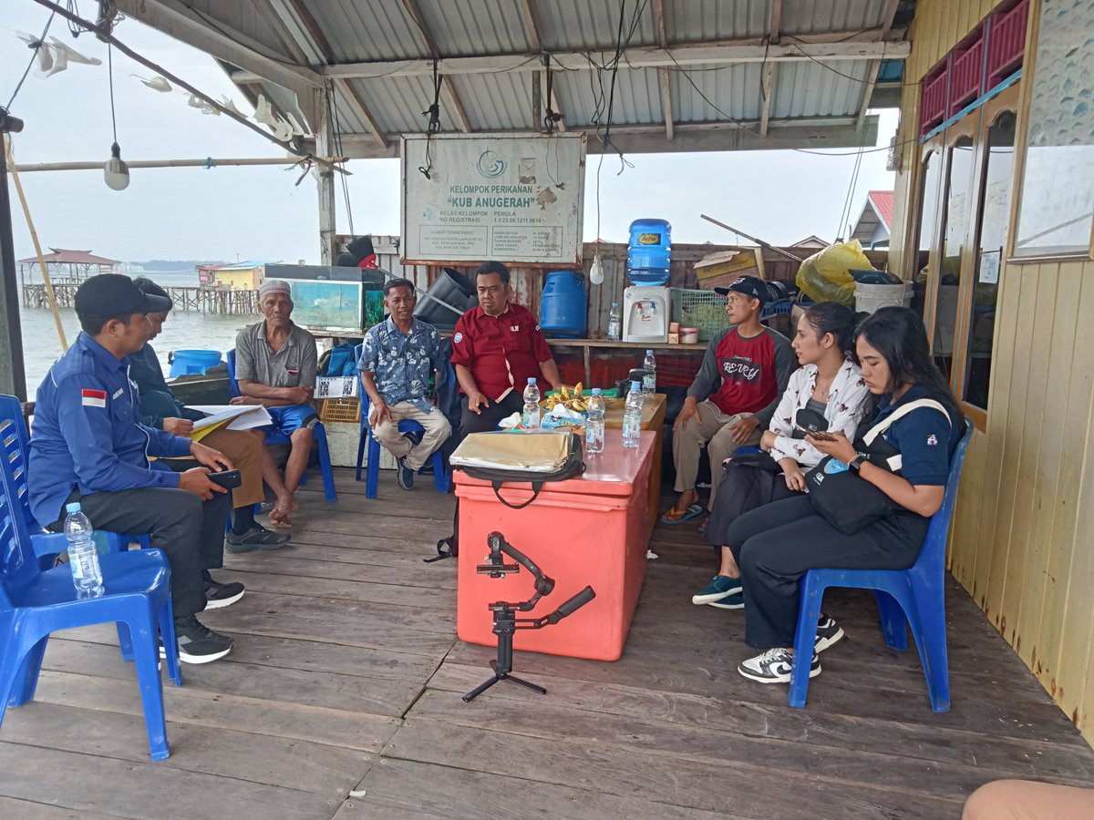 JuniadiHasdar's tweet photo. Selasa, 8-10-2024, Hasdar Yuniadi, Luhkan Kab. PPU, bersama tim dari Bidang Perikanan tangkap Dinas Perikanan melakukan verifikasi 3 Kelompok calon penerima bantuan pemerintah di  Kel. Pantai Lango, Kec. Penajam, Kab. PPU
#luhkanppu
#PenajamPaserUtara
#luhlapor https://t.co/9TSC7sAlE3