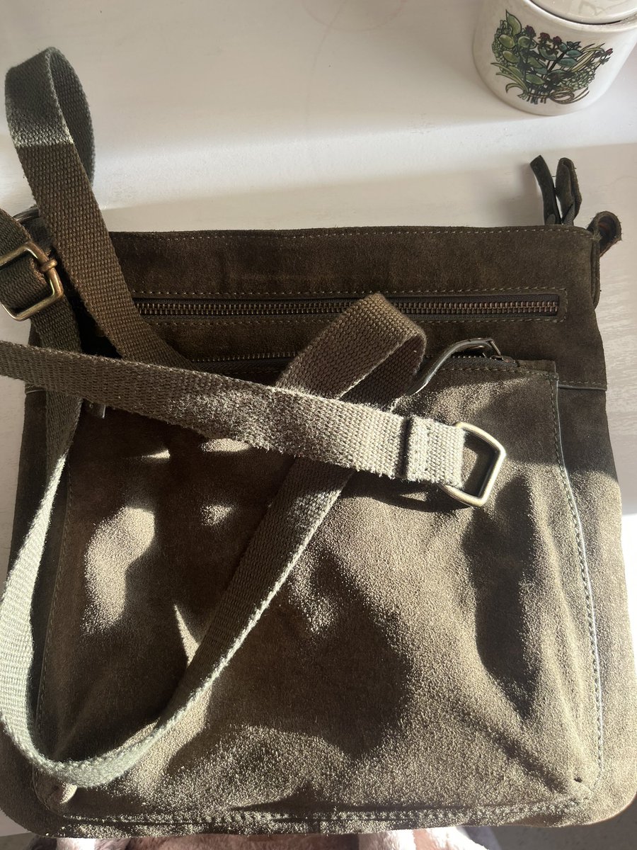 amymay199's tweet photo. @FatFace bought a bag friday 29th October from your Bristol store and it's broken? I'm
Not local and didn't keep the receipt. What can I do? https://t.co/CfKC8AaQug