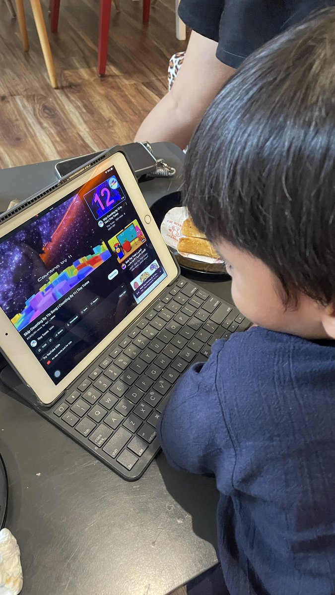 Lovely afternoon smbl jaga warung brg si Bro Owen