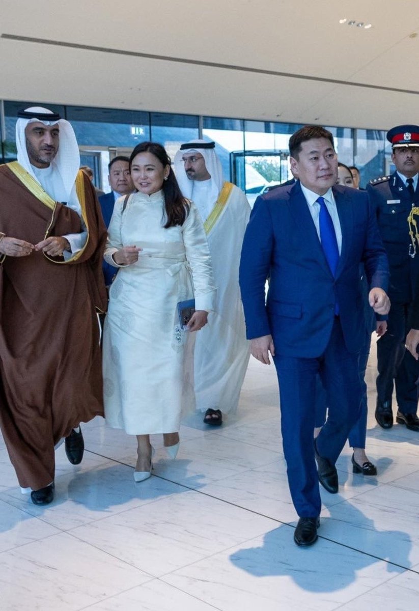 Бидний мөнгийг үрж зусалж бидний цаг хугацаа боломжийг үгүй хийж яваа энэ гадны агент тавиул нохойг зайлуулахгүйгээр ямар ч үр дүн гарахгүйэ..!