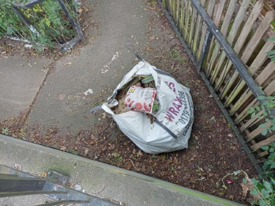 keepharrowtidy's tweet photo. #KeepHarrowTidy #headstone #hatchend #litterpicking #litter #plasticwaste #keepbritaintidy #Harrow #rubbish #Harrowweald #flytipping #WEALDSTONE #northharrow #harrowweald https://t.co/XwfD3xK6z1