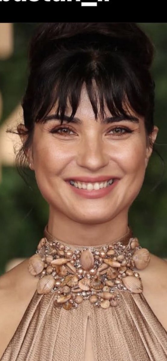 Sabes te admiro #TubaBüyüküstün por qué eres una mujer aparte de bella , muy inteligente tus respuestas lo dicen no te interesa que te asocien con nadie pero sabes dónde hay que mencionar nombres de compañeros de trabajo como parte de tu carrera