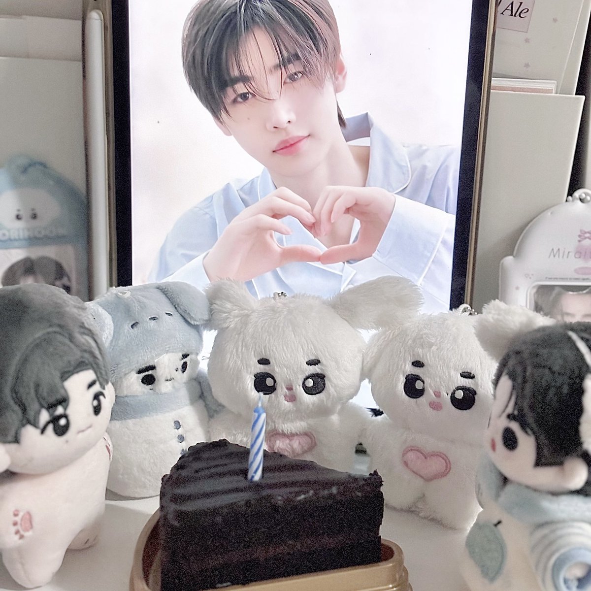 jam_xz4's tweet photo. 🎐𓂃 ⭑｡𝓑-𝒹𝘢𝘺 🫧

ㅤ ೀ ㅤ۫ ㅤ۪ㅤ۫ ㅤ ♡ ㅤ
                      .  𝒮𝘶𝘯𝘨𝘩oo𝘯 𓏔 https://t.co/F2fH99cJlO