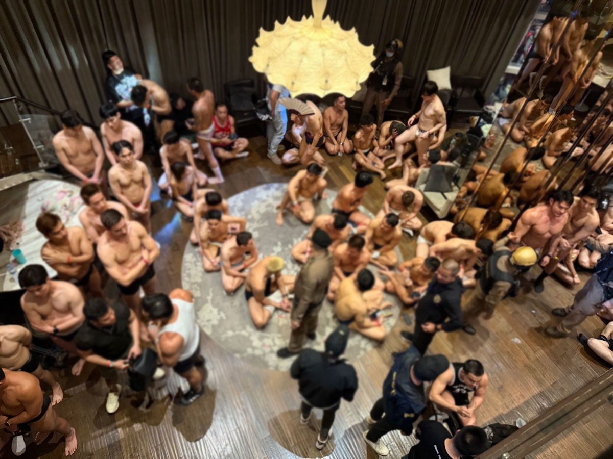 sirotek's tweet image. ปาร์ตี้กางเกงในโรงแรมหรู พบอาจารย์-หมอ-นักธุรกิจดัง ฉี่ม่วง 97 ราย 

ตำรวจสน.ทองหล่อ ได้รับแจ้งจากสายลับ ว่ามีการลักลอบจัดงานปาร์ตี้และมั่วสุมยาเสพติดภายในห้องพักโรงแรมแห่งหนึ่ง ย่านทองหล่อ  ตำรวจท้องที่จึงประสานขอกำลังเข้าตรวจเวลา 01.30 น. ของวันที่ 8 ธันวาคม 2567…