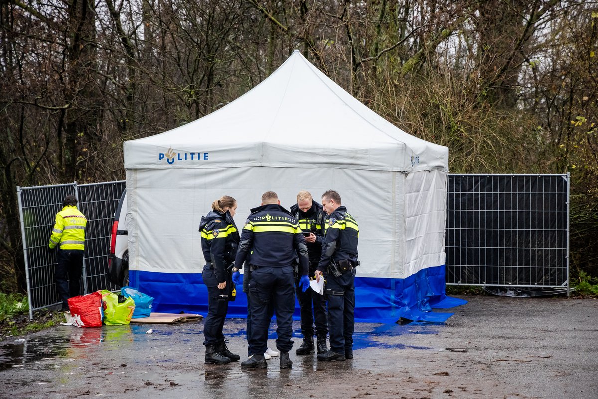 fotograafLdmVbg's tweet image. Bij een autobrand op een parkeerterreintje langs de #Rijksstraatweg bij #Delfgauw (parallel aan de A13) is een persoon overleden. De Politie onderzoekt de toedracht en identiteit van het slachtoffer.