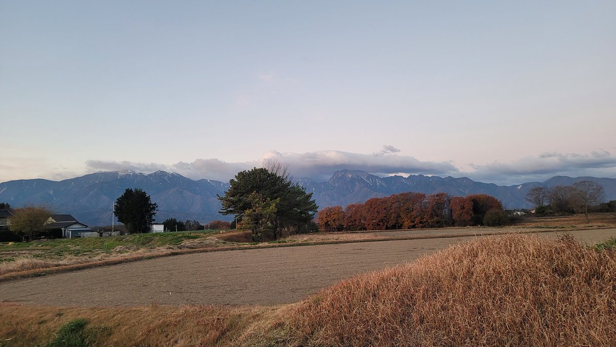 nanseian's tweet photo. 12月5日6日で山梨入り
八ヶ岳と南アルプスは残念ながら雲の帽子を被ってましたが...富士山が綺麗に見えてました

年末にまた山梨入り予定
それまで東京でのツライ生活���乗り切らねば>⁠.⁠<
頑張ります　#山梨 #富士山 #八ヶ岳 #南アルプス https://t.co/HKF1ZbS8Z9