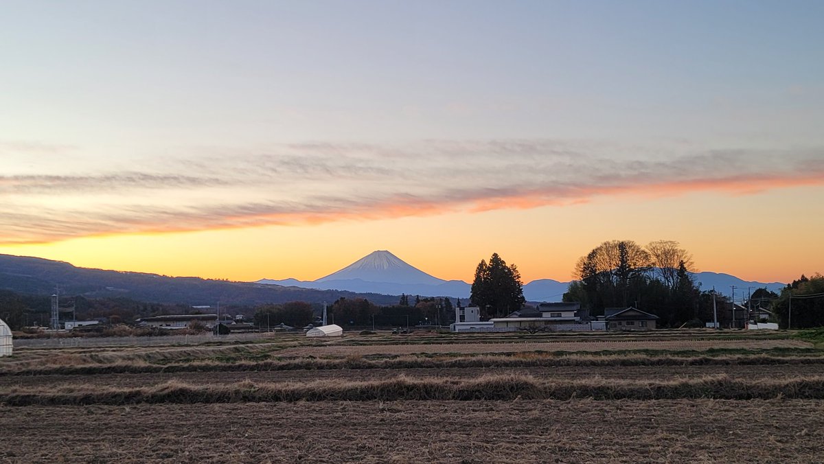 nanseian's tweet photo. 12月5日6日で山梨入り
八ヶ岳と南アルプスは残念ながら雲の帽子を被ってましたが...富士山が綺麗に見えてました

年末にまた山梨入り予定
それまで東京でのツライ生活���乗り切らねば>⁠.⁠<
頑張ります　#山梨 #富士山 #八ヶ岳 #南アルプス https://t.co/HKF1ZbS8Z9