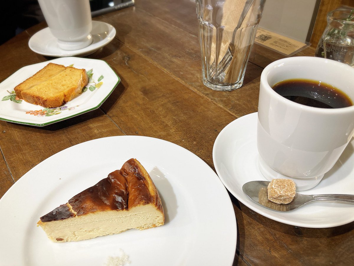 yuchi1617's tweet photo. 今日は坂田園芸さんに併設しているカフェに☕️ オーナー様からドリンクサービス券をいただいていたのて、利用させていただきました🙇‍♀️ ニコニコ珈琲さんブレンドのコーヒーとケーキがめちゃくちゃおいしかったです。ガーデンを見ながら贅沢な時間✨またお邪魔します😊　#ブュルブ　#bulbe https://t.co/HcAdOqrVnx