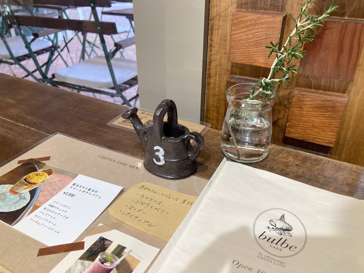 yuchi1617's tweet photo. 今日は坂田園芸さんに併設しているカフェに☕️ オーナー様からドリンクサービス券をいただいていたのて、利用させていただきました🙇‍♀️ ニコニコ珈琲さんブレンドのコーヒーとケーキがめちゃくちゃおいしかったです。ガーデンを見ながら贅沢な時間✨またお邪魔します😊　#ブュルブ　#bulbe https://t.co/HcAdOqrVnx