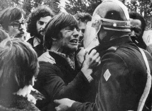 historyinmemes's tweet photo. Two childhood friends meet during a strike. One is a striker and the other is a policeman. France, 1972. https://t.co/PWJEVa9RHq