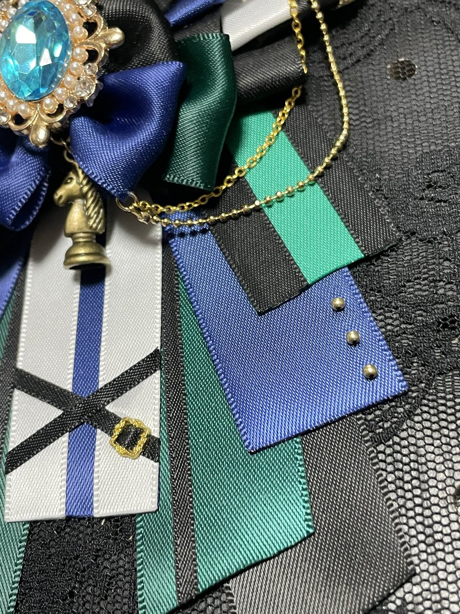 S2_nanashi_S2's tweet photo. 2回目のKnightsアルバムモチーフ⚜️
TRIP缶バッジはサインもついてて、色もあざやかなのでシンプルです◎
スクエアで付けられなかった♞付けれたので一安心🙏🏻✨

#あんスタ手芸部 https://t.co/pPNsChw83n