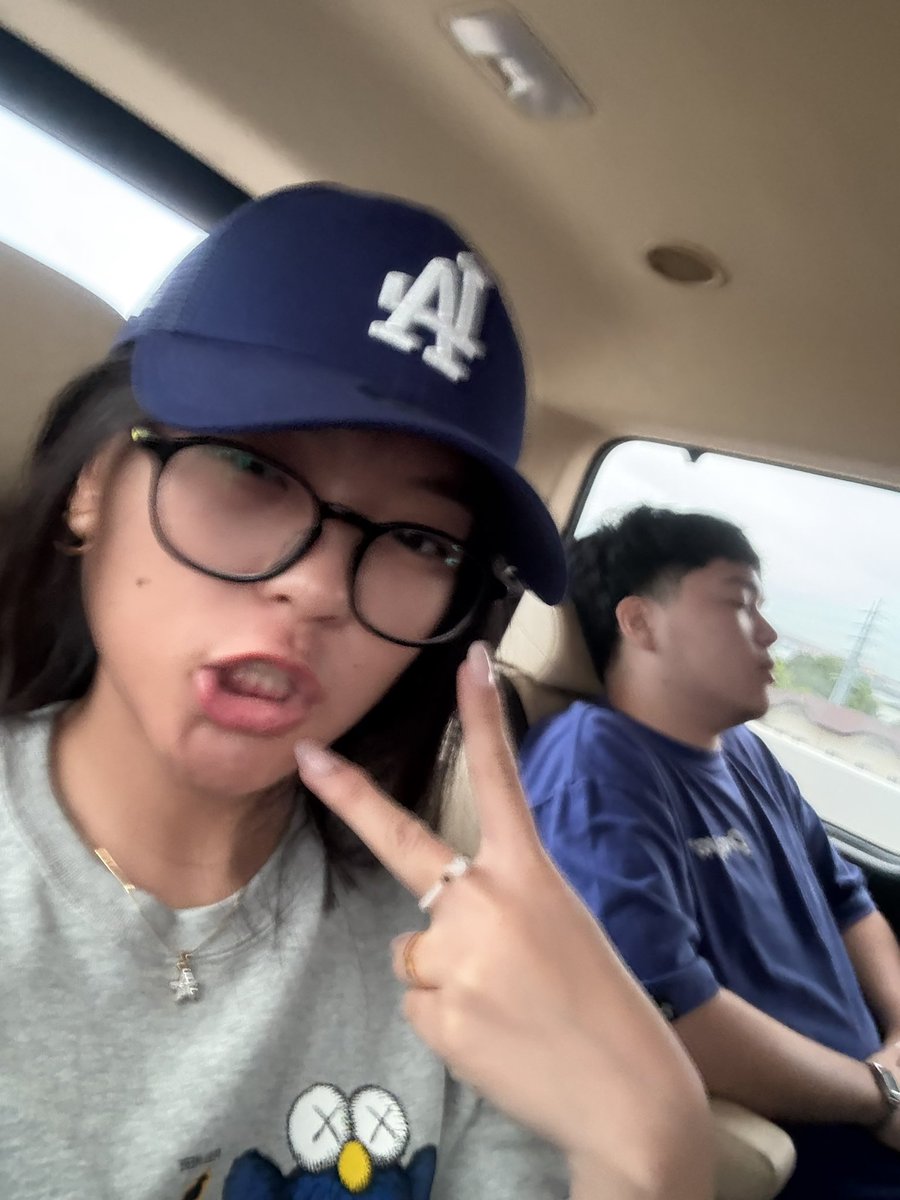 rainraincelmar's tweet photo. see u later broskis mwa 💋 https://t.co/4ep3kJGySM