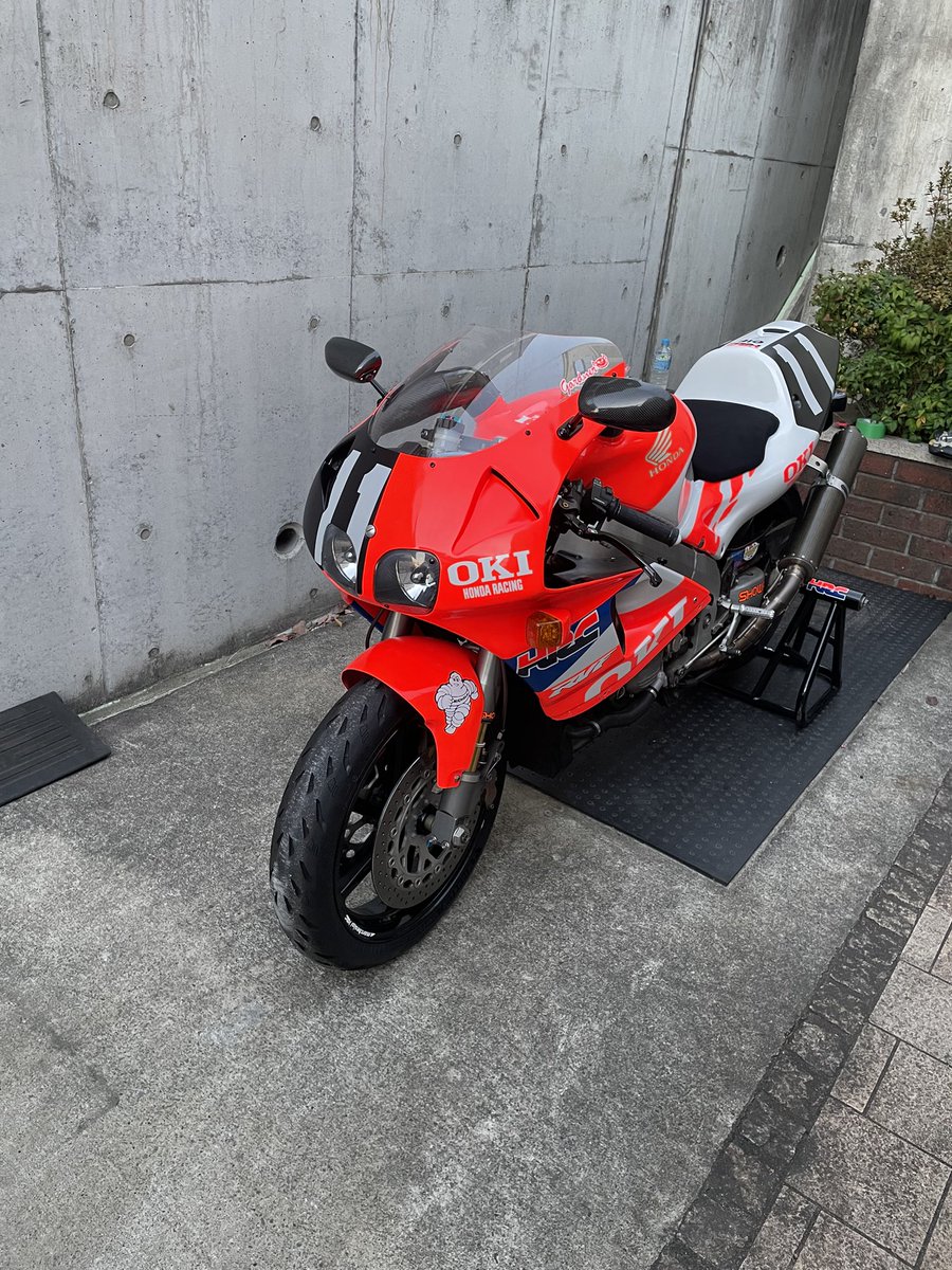 HondaV4BikeFan's tweet image. #RC45
#RVF750

習い事イベントが一通り終わったので今日からバイクモード
戻って来たタンクを車体に乗せてガソリン入れて修復の確認とエンジン始動

元気に息を吹き返しました😁

いよいよ審判の時です

頑張って来いよー