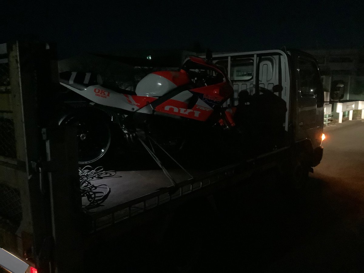 HondaV4BikeFan's tweet image. #RC45
#RVF750

習い事イベントが一通り終わったので今日からバイクモード
戻って来たタンクを車体に乗せてガソリン入れて修復の確認とエンジン始動

元気に息を吹き返しました😁

いよいよ審判の時です

頑張って来いよー