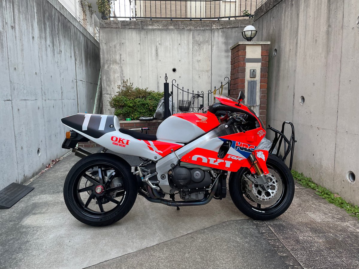 HondaV4BikeFan's tweet image. #RC45
#RVF750

習い事イベントが一通り終わったので今日からバイクモード
戻って来たタンクを車体に乗せてガソリン入れて修復の確認とエンジン始動

元気に息を吹き返しました😁

いよいよ審判の時です

頑張って来いよー