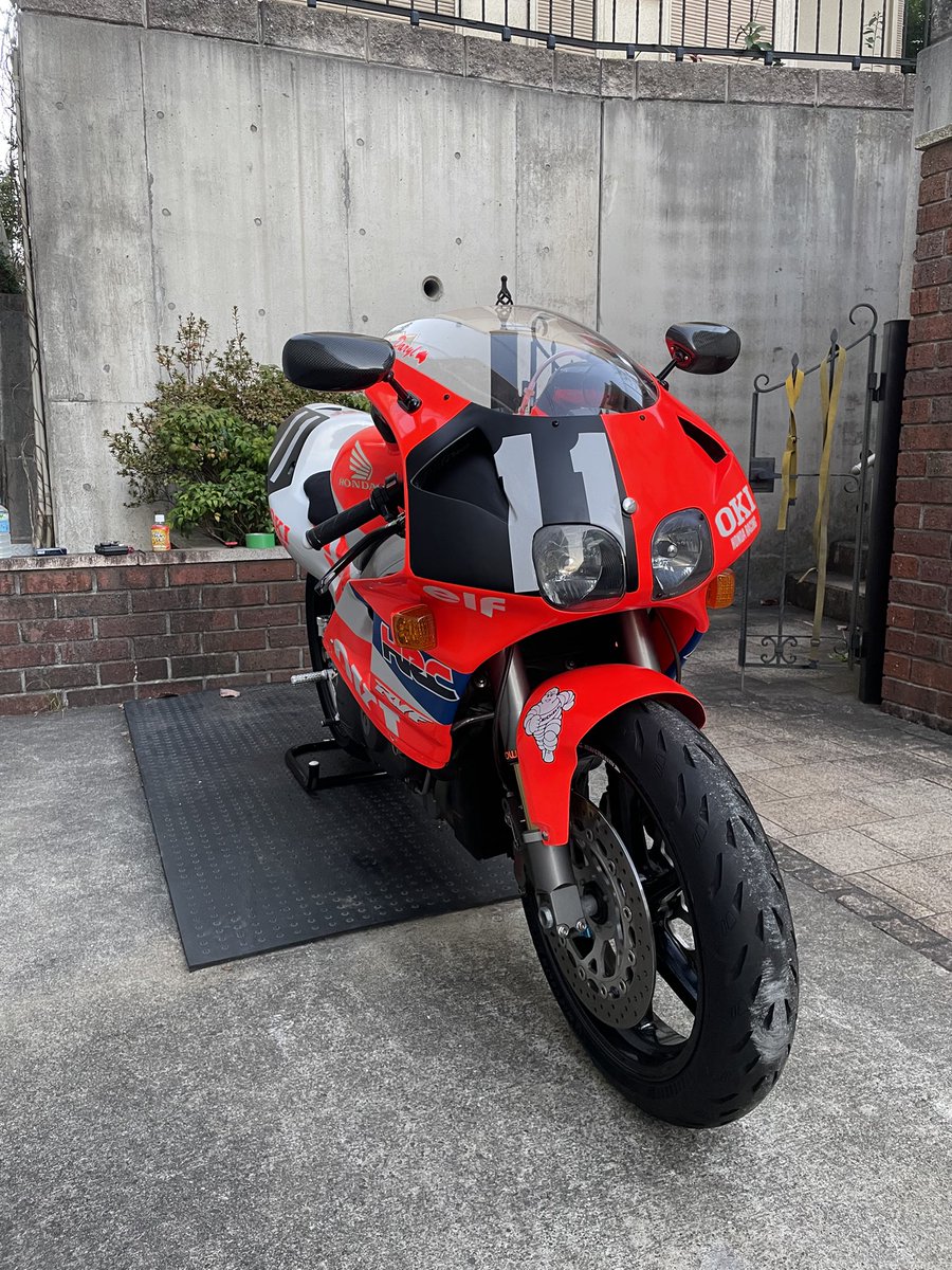 HondaV4BikeFan's tweet image. #RC45
#RVF750

習い事イベントが一通り終わったので今日からバイクモード
戻って来たタンクを車体に乗せてガソリン入れて修復の確認とエンジン始動

元気に息を吹き返しました😁

いよいよ審判の時です

頑張って来いよー