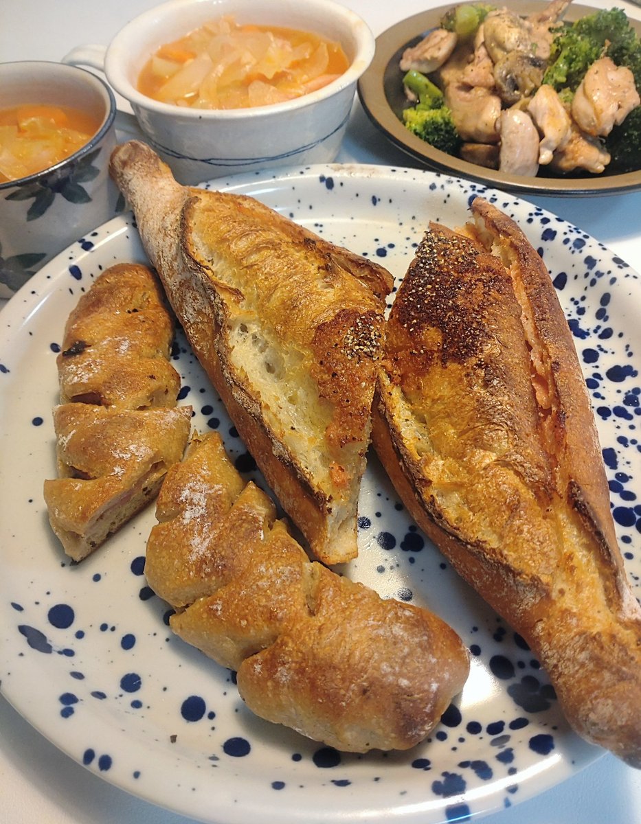 iwoishiimono's tweet image. 今日は美味しいパン屋さんに行ってきたから、夜だけどパンメイン！🥖✨
明太フランスとダブルベーコンエピ🌼
美味しかったぁ、朝から並んだ甲斐があった🥳

それから、鶏肉ブロッコリーマッシュルームをソテーしてマキシマムで味付けしたのと、ミネストローネ😋
#KISO