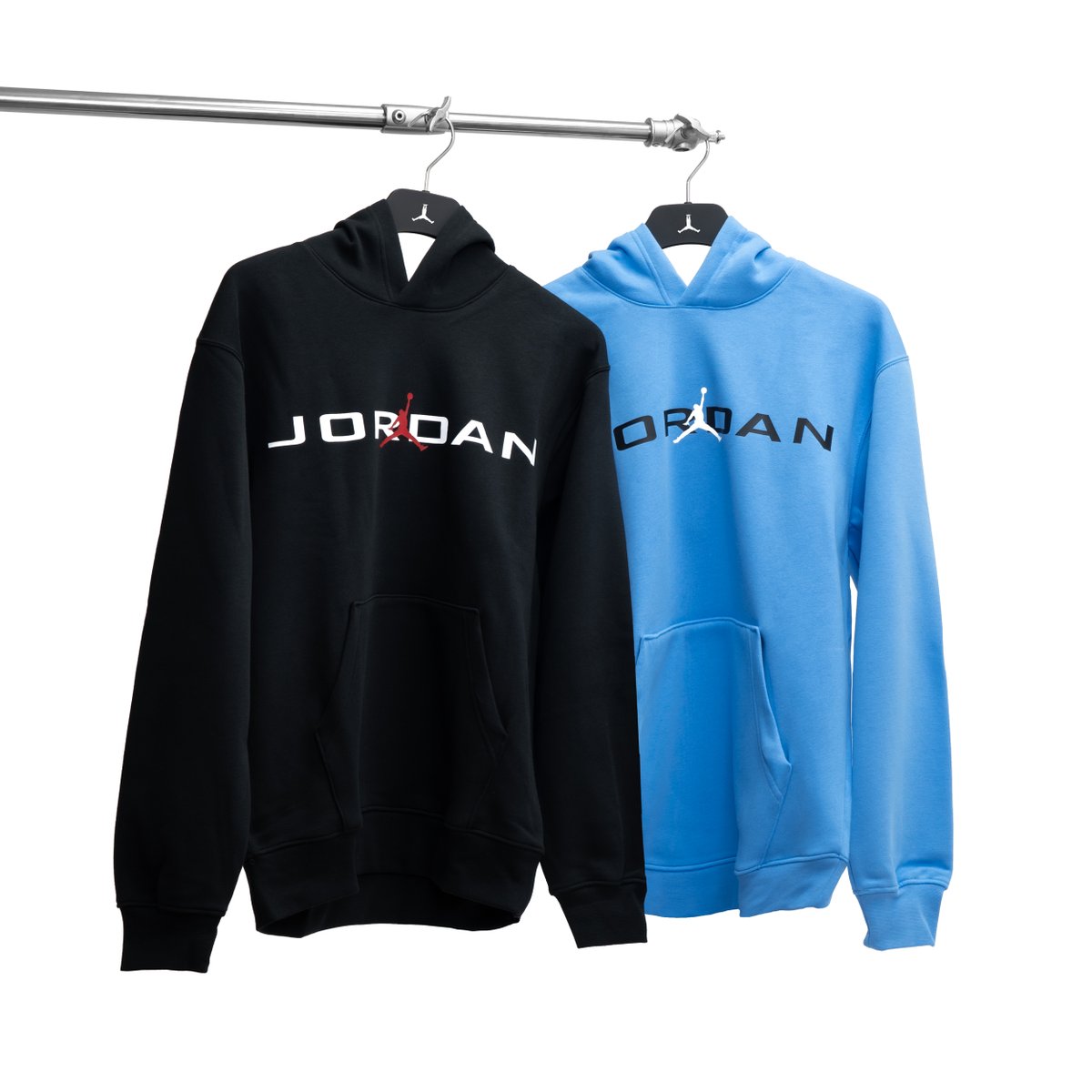 BasketCountry's tweet photo. JORDAN ESSENTIALS
Con la elegancia y el confort que solo Jordan sabe ofrecer, las sudaderas Jordan Essentials en azul y negro son la elección perfecta para quienes buscan lo mejor en comodidad y rendimiento. 🔵🏀⚫
#JordanEssentials #BasketCountry #Basketball #Jordan #NBA https://t.co/1qym5NBwg8