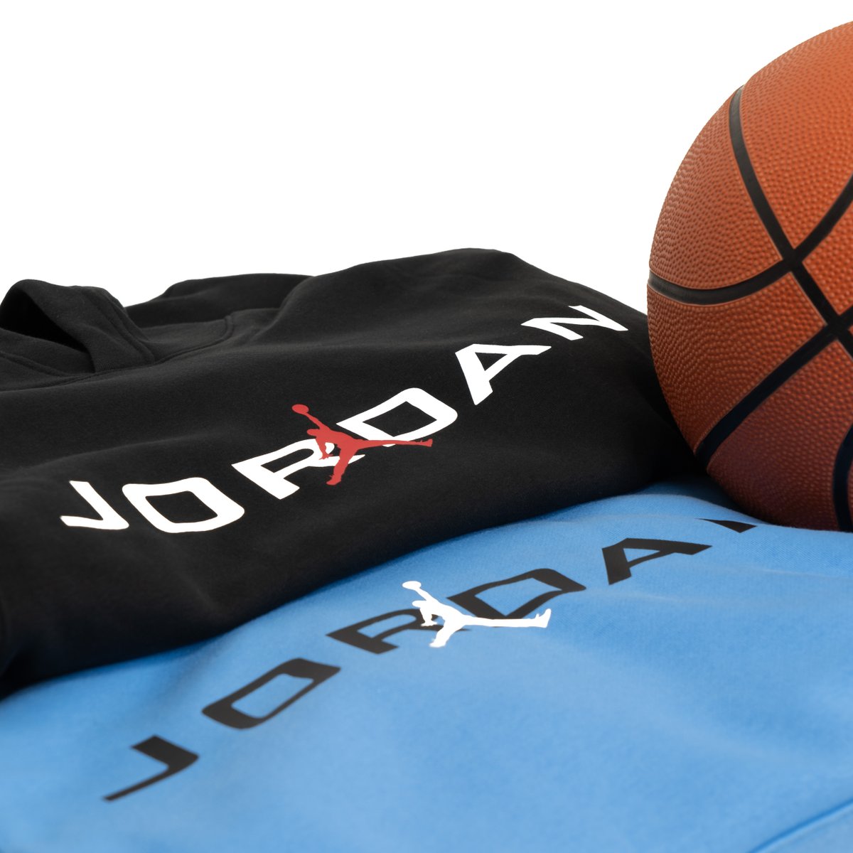 BasketCountry's tweet photo. JORDAN ESSENTIALS
Con la elegancia y el confort que solo Jordan sabe ofrecer, las sudaderas Jordan Essentials en azul y negro son la elección perfecta para quienes buscan lo mejor en comodidad y rendimiento. 🔵🏀⚫
#JordanEssentials #BasketCountry #Basketball #Jordan #NBA https://t.co/1qym5NBwg8