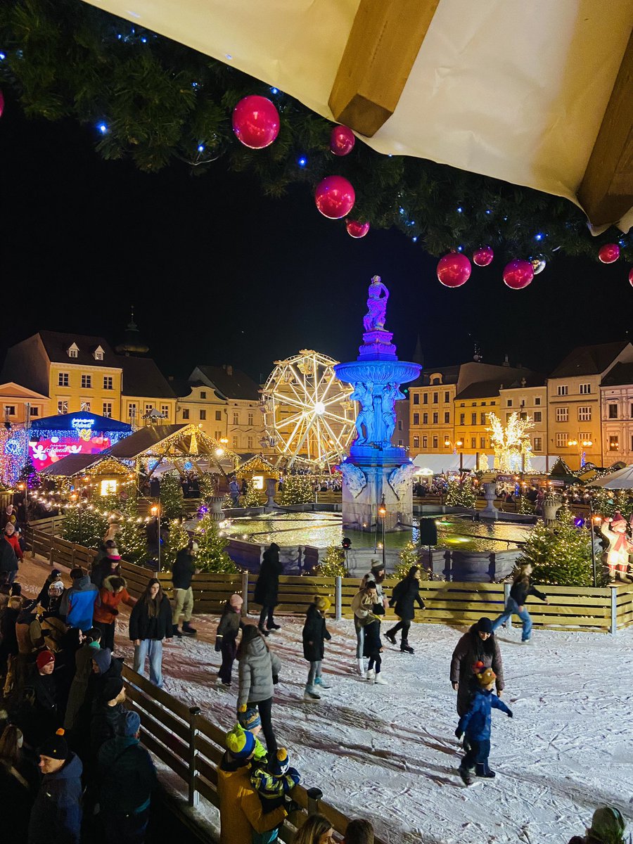 PetrSamec's tweet image. Vánoční trhy v Budějovicích jsou moc fajn, akorát by to ještě chtělo zálohované kelímky na punč. 😄