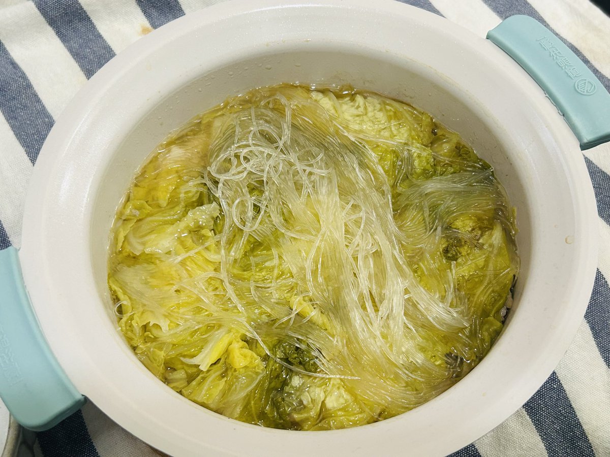 u8supi's tweet photo. ピェンロー鍋
干し椎茸の戻し汁とごま油で、白菜がクタクタになるまで煮込む鍋料理
塩をかけながらいただく潔さ

白菜うまー https://t.co/xgvQ7R6rF7