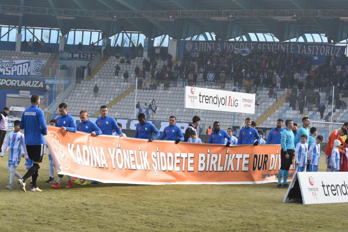 ErzurumAile's tweet photo. Erzurumspor-Adanaspor maçında futbolcular,İl Müdürlüğümüzün 25 Kasım Kadına Yönelik Şiddete Karşı Uluslararası Mücadele Günü etkinlikleri kapsamında hazırladığı“Kadına Yönelik Şiddete Birlikte Dur Diyelim” pankartıyla sahaya çıktı.Pankart,taraftarlardan büyük alkış ve destek aldı https://t.co/nNwAITXxF4