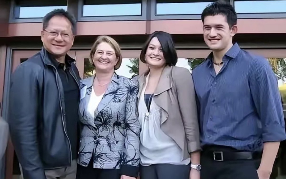 英伟达创始人黄仁勋的两个子女现状。1.儿子：黄胜斌，34岁，美国出生，毕业于芝加哥哥伦比亚学院。在台湾开了7年酒吧。2022年加入英伟达，目前是产品经理；2.女儿：黄敏珊，美国出生，擅长烹饪，曾在餐饮行业打拼6年，2020年加入英伟达，目前是营销总监。黄仁勋，美籍华人  ...