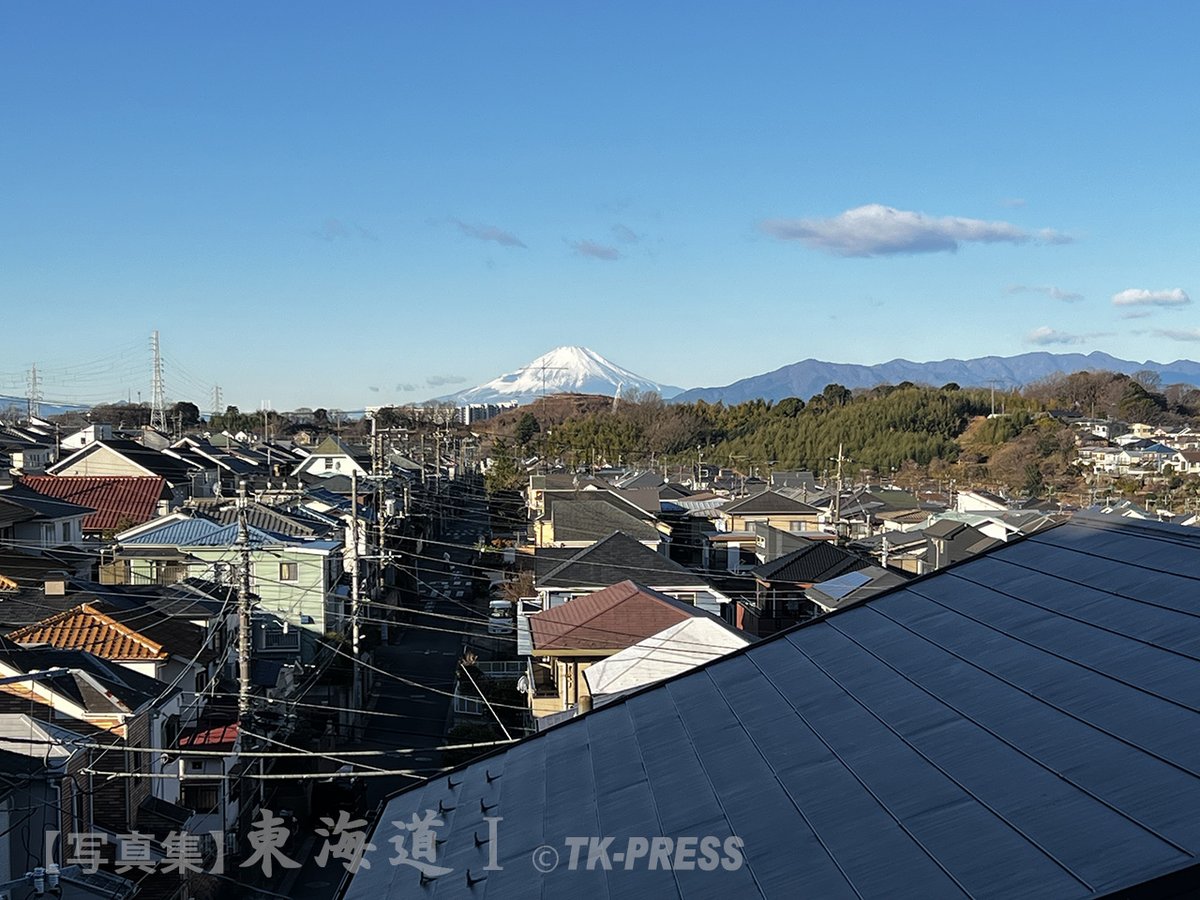 prophotojp's tweet photo. Phoneで撮る旧東海道57次  権太坂 国道1号を走る箱根駅伝の花の二区の難所として有名だが、旧街道の本物の坂はもっと急勾配、頂上は武蔵と相模の境で富士も望む…  
【写真集】東海道   https://t.co/HFgLYqCD29………  
#東海道五十七次 #旧東海道 #権太坂 #箱根駅伝  #写真集 #iPhone #TKPRESS https://t.co/C5zolucpWc