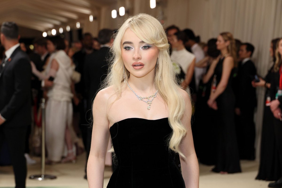 weareone93's tweet photo. Its the fact that in the beggining of april  sabrina and camila were seen together they have different shade of blonde but then the next day sabrina was seen changing her hair color the same as camila lmao oh the obsession is real https://t.co/NbuXojvupd