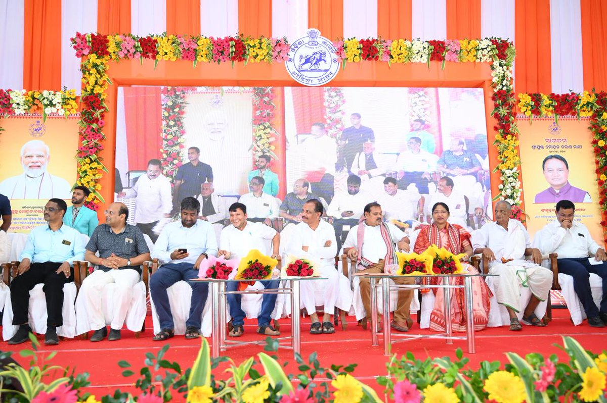 Ganjam_Admin's tweet photo. ଆଜି ଅନସ୍ଲୋ ଅନୁଷ୍ଠାନ ଖେଳ ପଡିଆ ଠାରେ ଧାନର ସର୍ବନିମ୍ନ ସହାୟତା ମୂଲ୍ୟ ଉପରେ ଇନପୁଟ ସହ��ୟତା ରାଶି ପ୍ରଦାନ କାର୍ଯ୍ୟକ୍ରମ ଆୟୋଜିତ ହୋଇଅଛି । ଏହି କାର୍ଯ୍ୟକ୍ରମରେ ବାଣିଜ୍ୟ ଓ ପରିବହନ, ଖଣି ଏଵଂ ଇସ୍ପାତ ବିଭାଗୀୟ ମାନ୍ୟବର ମନ୍ତ୍ରୀଙ୍କ ସହିତ ମାନ୍ୟବର ବିଧାୟକ, ଗଞ୍ଜାମ ଜିଲ୍ଲାପାଳ ଏବଂ ବରିଷ୍ଠ ଅଧିକାରୀ ଗଣ ଉପସ୍ଥିତ ଥିଲେ । https://t.co/pmFQh2rNza